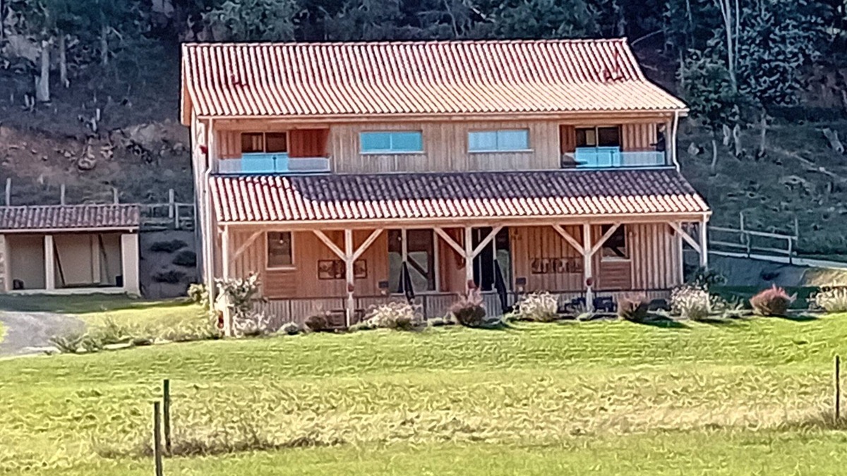 Saint-Leon-sur-Vezere Apartment | Le Séchoir des acacias "3 Gîtes: 12 personnes".