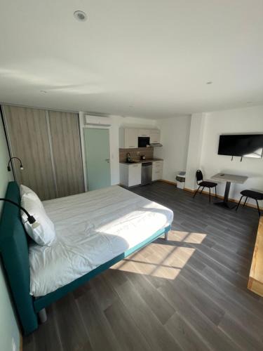 La Talaudiere Apartment | LE SALVADOR - Appart'Hôtel de 18m2 à 44m2