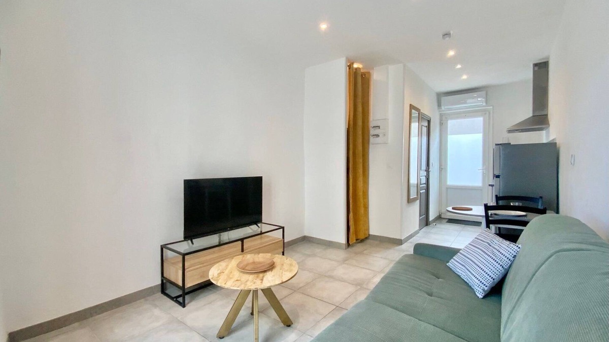Faubourg Apartment | Le Sully, City Center Studio with A/C