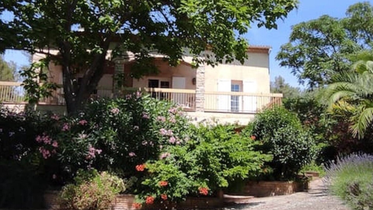 Les 3 Ponts Apartment | LE TIBERE : Quiet & popular location; Swimming pool, garrigue, Provence.