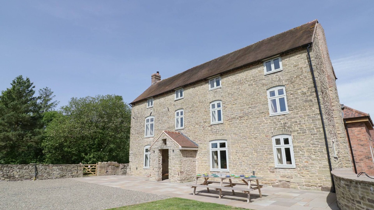 Clows Top Cottage | LEA FARM HOUSE, family friendly, with hot tub in Cleobury Mortimer