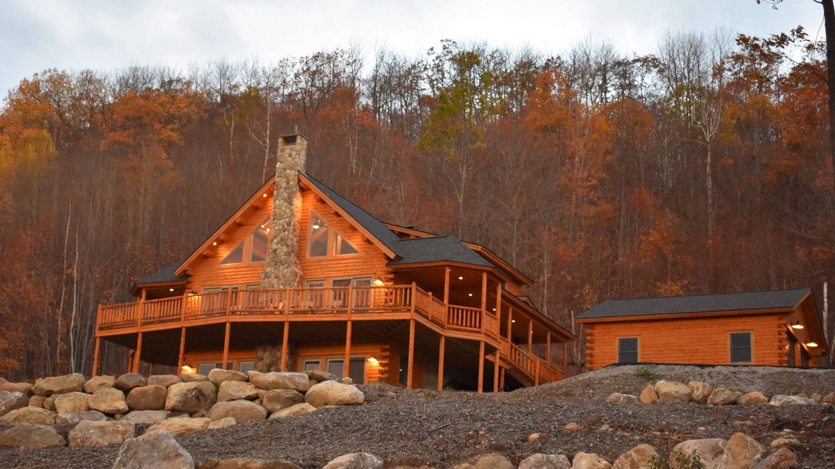 Gilead House | LEAF PEEPER DEALS PRIVATE HOME,SLEEPS 12, GRAND VIEWS & HOT TUB & PET FRIENDLY