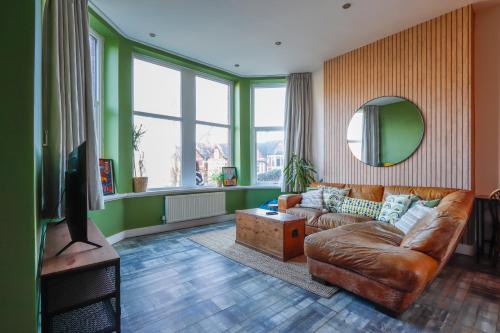 Barry Apartment | Leah Suite - Chique 2BR Apartment with Pool Table, Parking & WIFI