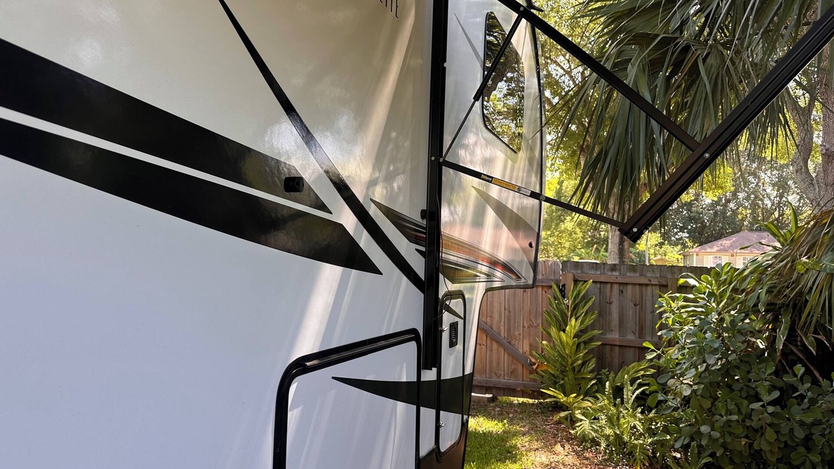 Winter Garden House | Learn how to camp RV style in this Lux RV which sleeps up to 8 people.