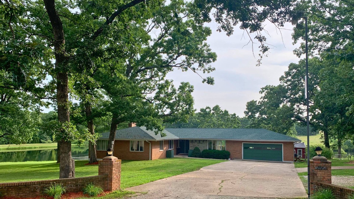 Leasburg House | Leasburg Lakehouse vacation home & private stocked lake near Meramec River.
