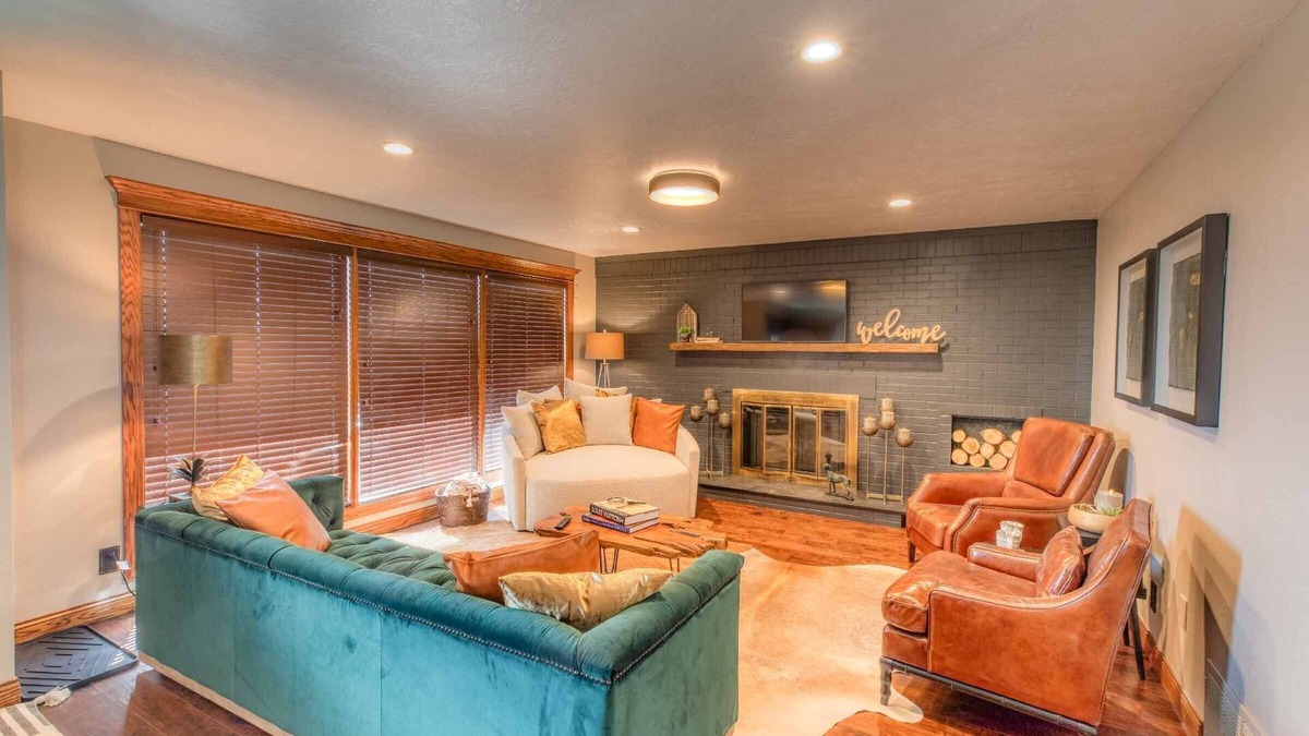 Yankton House | Leather&Spruce - Luxury Lake area fun funky home with amenities. Great for 2-18!