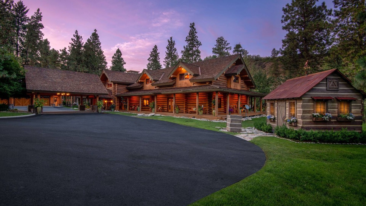 Leavenworth Cabin | Leavenworth, Luxury Log home, River front, family vacation or business retreat