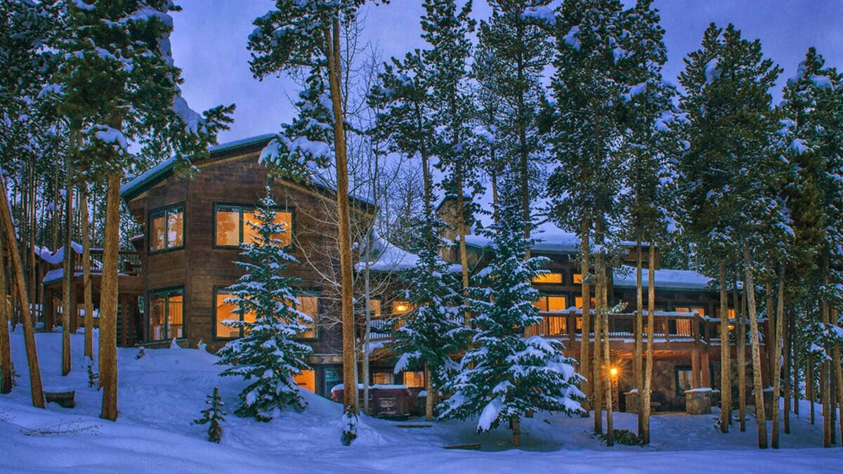 Timber Trail House | Leaves are changing! Great layout and space. SkiIn&Out/Views/HotTub/Billiards.