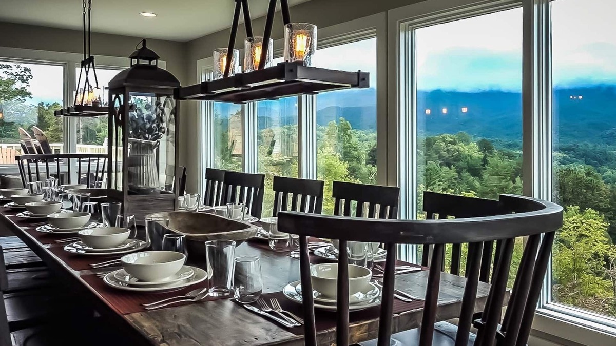 Pittman Center Ski Chalet | LeConte Mountain Lodge, AWESOME MOUNTAIN VIEWS, 4900+ SQ. FT. WIFI, Hot Tub!