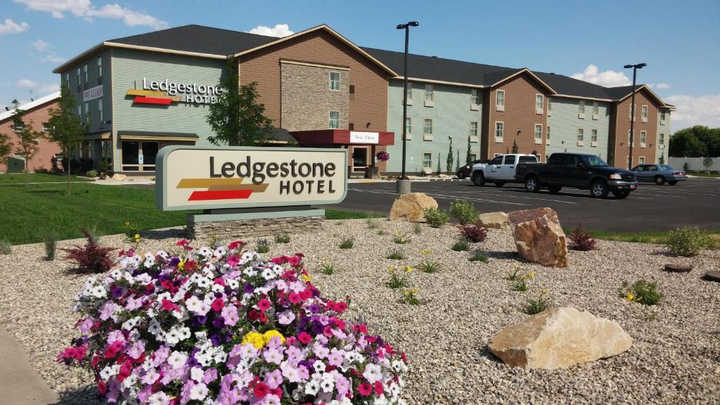 Vernal Hotel | Ledgestone Suites Hotel Vernal