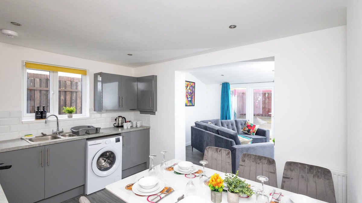Whitkirk House | Leeds 4 Bed 2 Bath With Parking