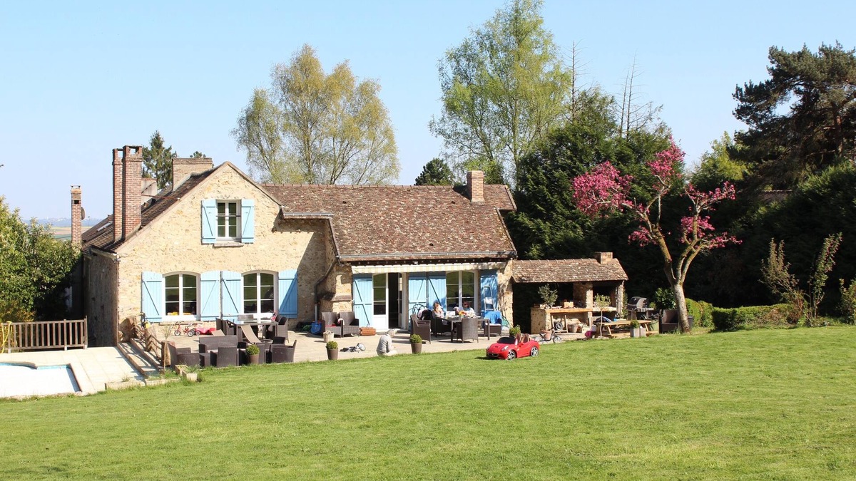 Jambville House | Legcity: Large property with swimming pool and BBQ 45 minutes from the center of Paris