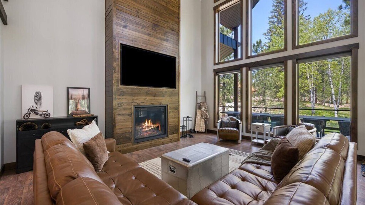 Lead House | Legends Lodge- 22 guest Mountain retreat with pool access!