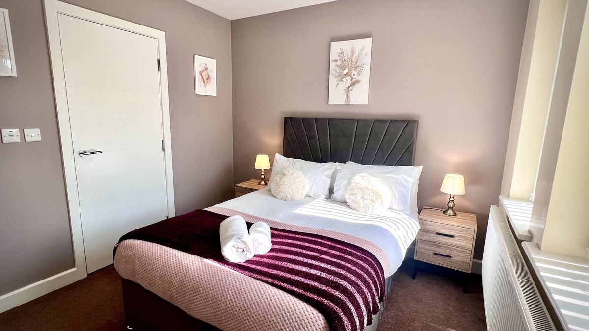 Leicester House | Leicester LE3 Stay Free Parking Quiet Area