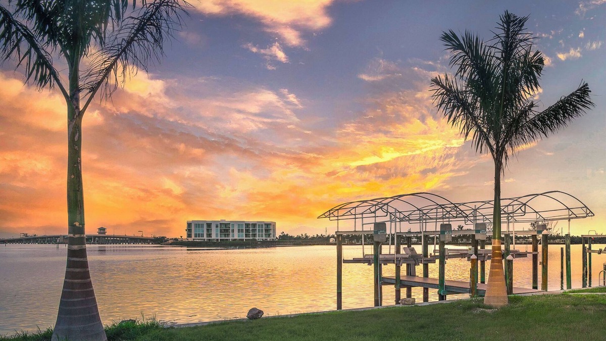 Point of Pines House | Lemon Bay Retreat-Boat/Jet Ski Hoist!