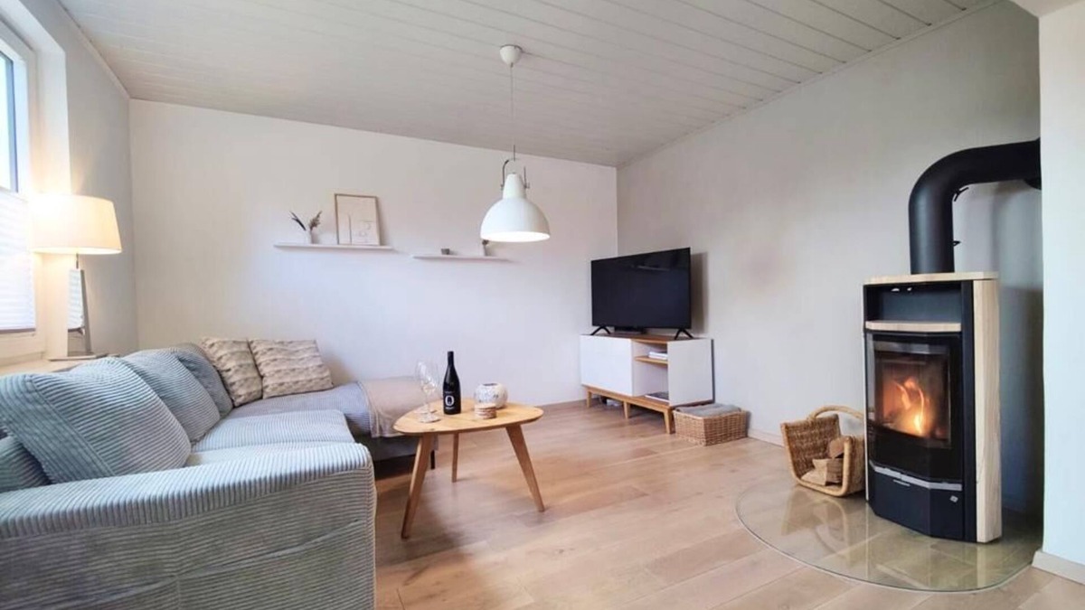 Wesselburen House | Leni - 2 Duschbäder, Wintergarten mit Kamin, Terrasse, Grill, 2 Stellplätze