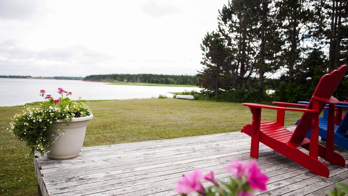 Brackley Beach Cottage | Lenrose Cottage. Waterfront in Brackley Beach. Close to National Park Beaches