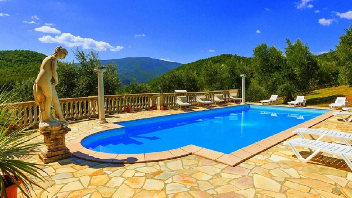 Caprese Michelangelo Apartment | Leonardo Apartment overlooking the birthplace & Castle of Michelangelo