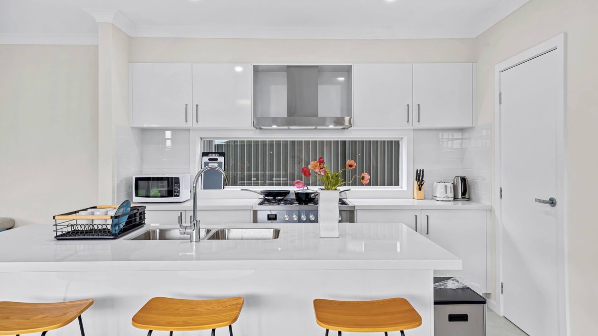 Leppington House | Leppington Two-Level 4Br near Village & Woolworthsn