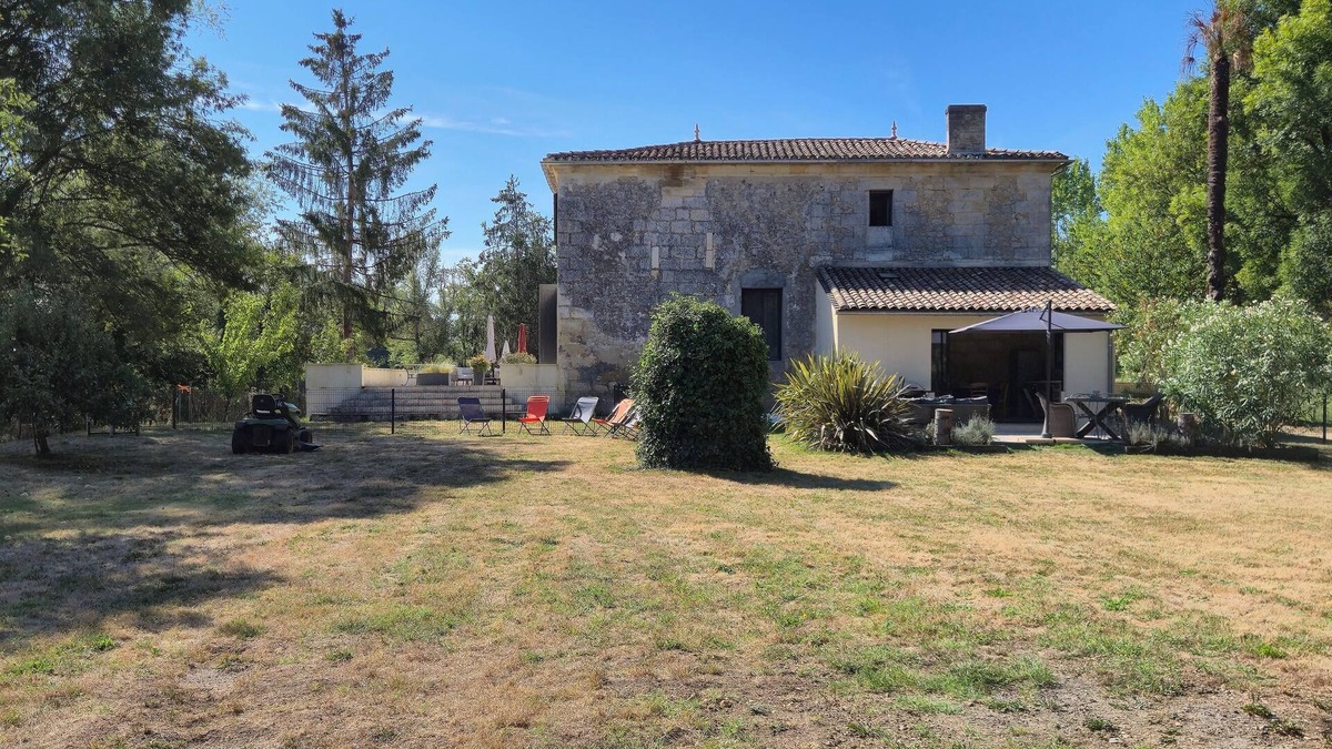 Fronsac Villa | Les Bon Amis: Large 3-bedroom 100m2 riverside gîte for 6 people