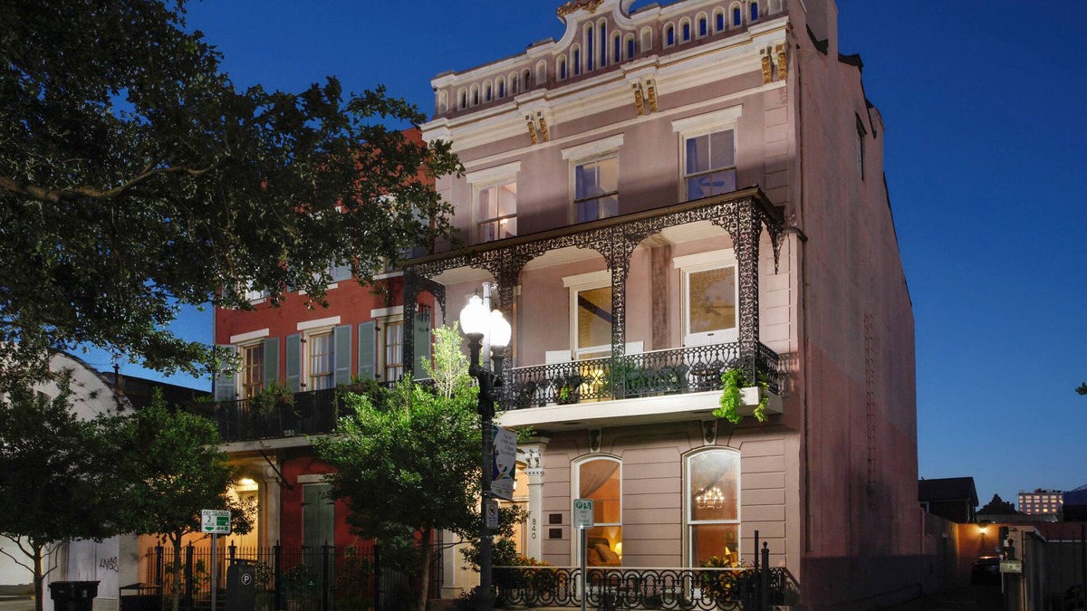 Arts/Warehouse District House | Les Carillons - Arts District Gem nLarge Groups Welcome! Pool! Elevator!