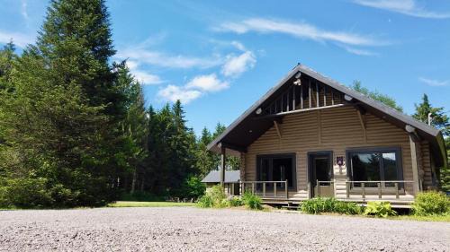 Saint-Leonard-de-Portneuf Ski Chalet | Les Chalets Tourisma - Chalet en bois rond avec spa - Chalet du 4e