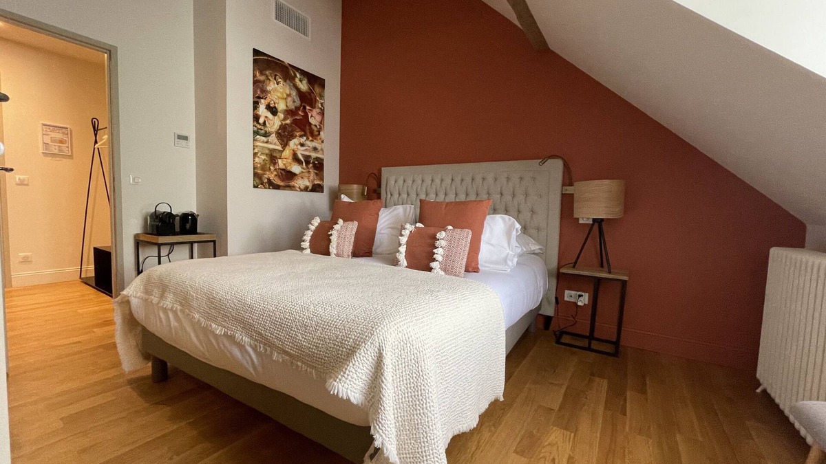 Savigny-les-Beaune Bed & Breakfast | Les Chatelôts-Double room-Ensuite with Shower-Vineyard view