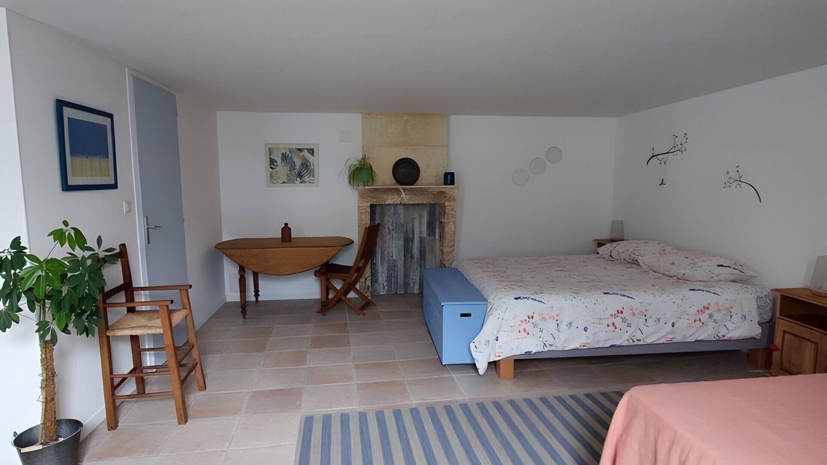 Saint-Romain-de-Benet Bed & Breakfast | Les Fougères Guest Room – Space and Comfort in Saint-Romain-de-Benet