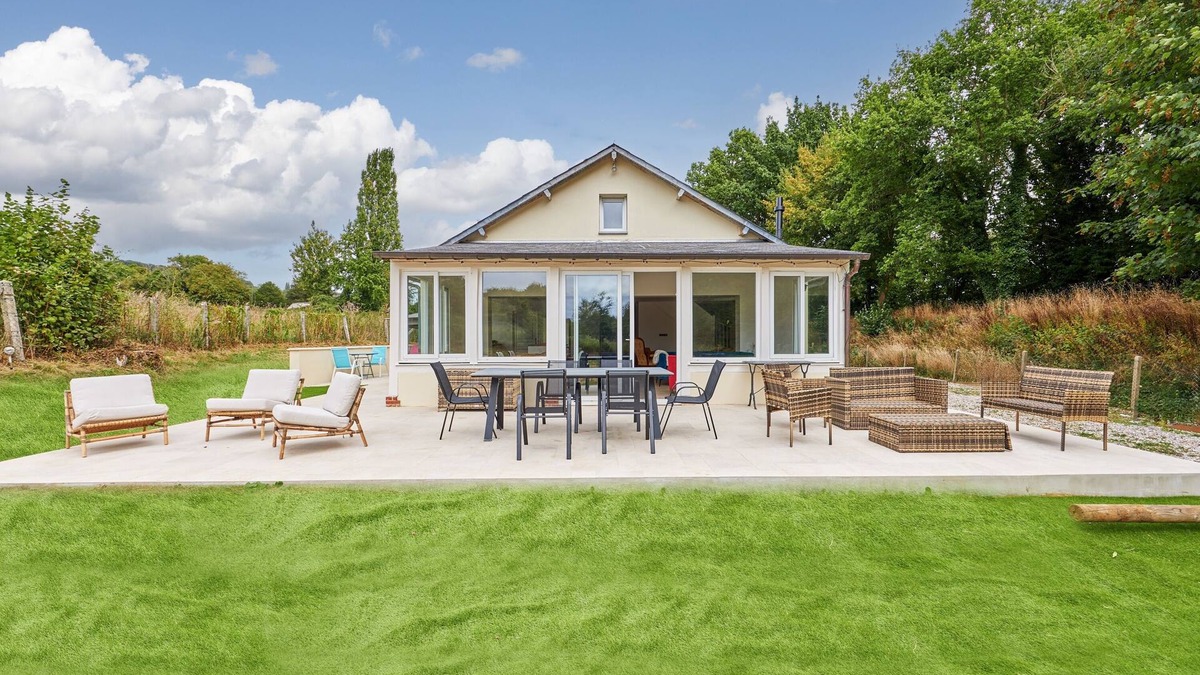 Surville House | Les Iris - Seven Bedroom House, Sleeps 15