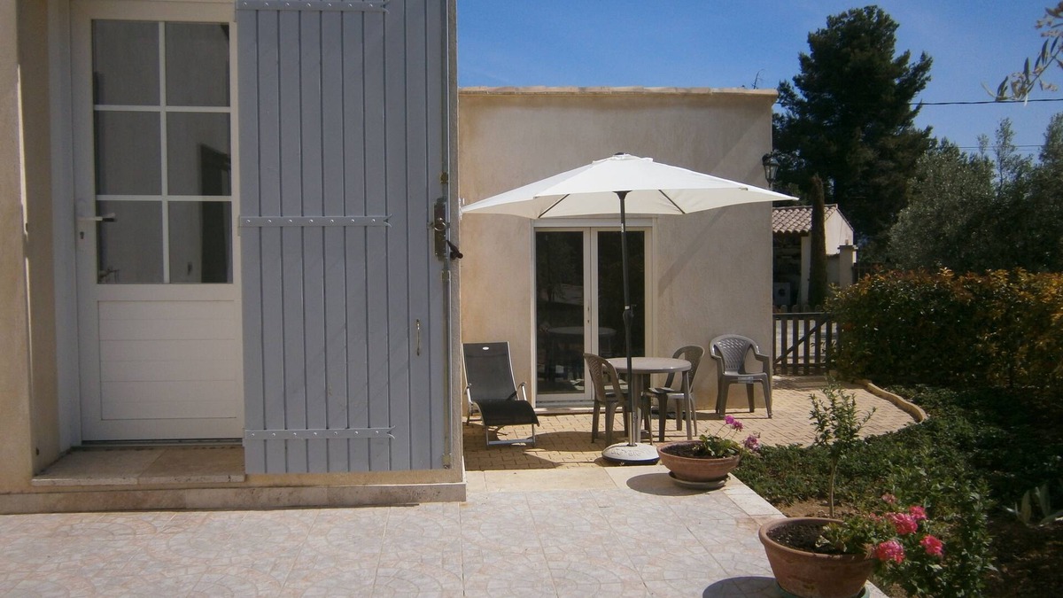 Robion House | LES LAURIERS 60m2 gite in the Luberon with garden area