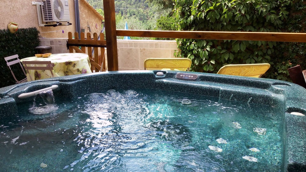 Salavas Cottage | Les Lauriers Roses 3*, cozy, greenery, jacuzzi, air conditioning, linens, near river.