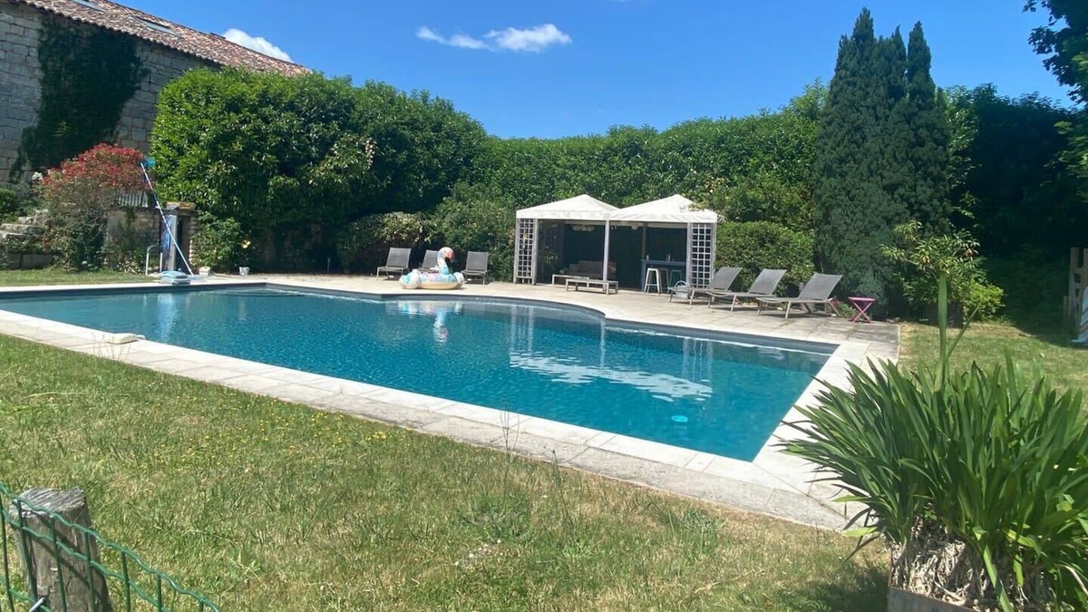 Liniers Cottage | Les Meurs: Two cottages with swimming pool for 12