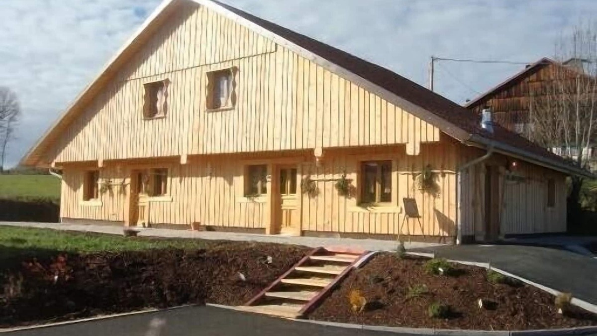 La Longeville House | Les noisetiers typical farmhouse from Comtoise.