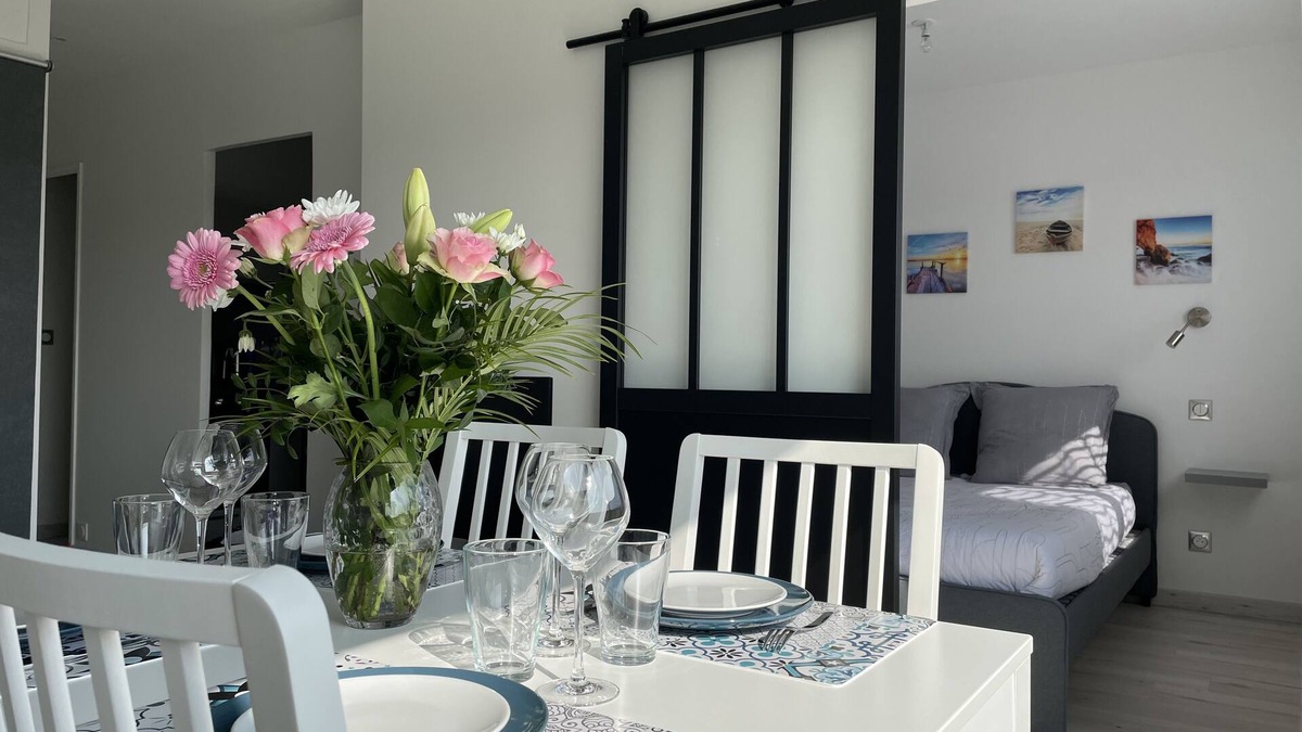 Bernieres-sur-Mer Apartment | Les Pieds Dans L'Eau - direct access to the sea