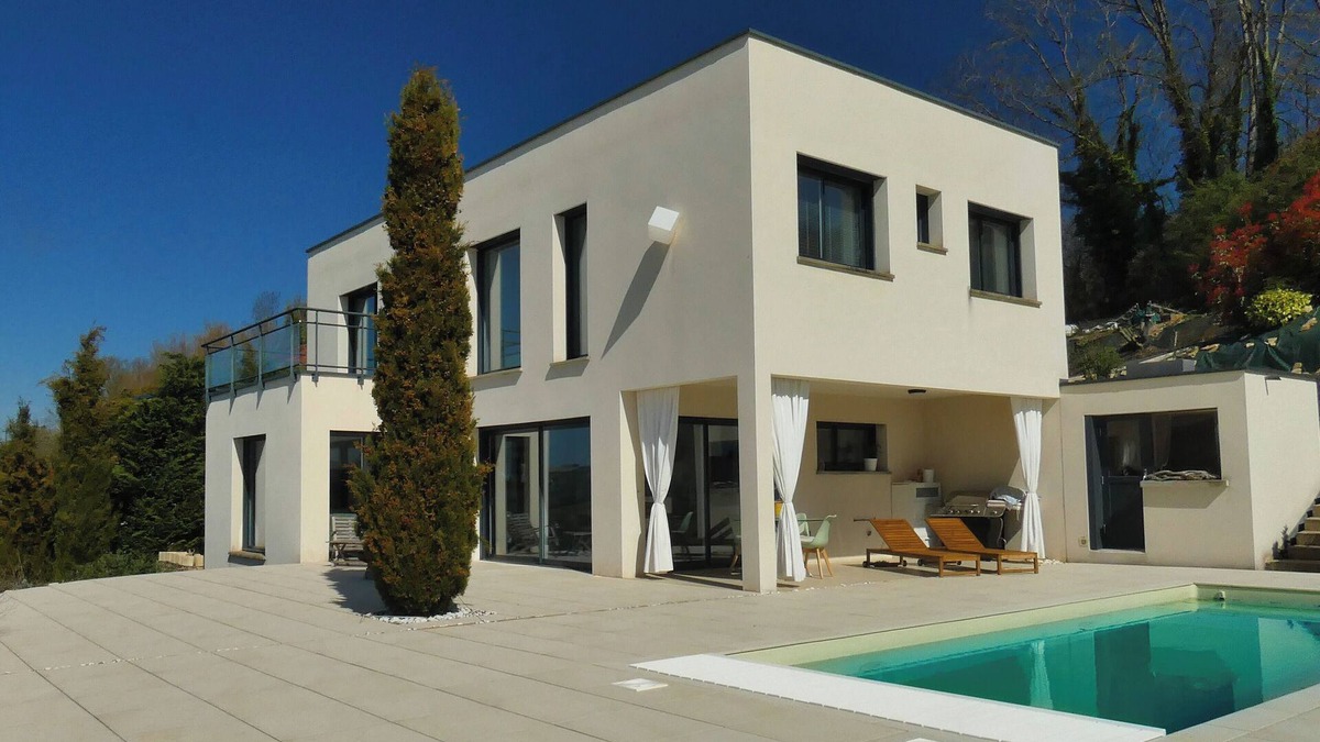 Bilieu House | LES REFLETS DU LAC architect-designed house swimming pool/lake view