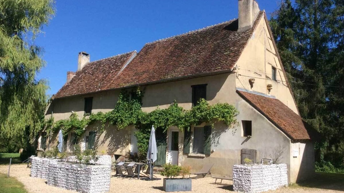 Jars House | Les Ruellés, a renovated former farmhouse in a green setting