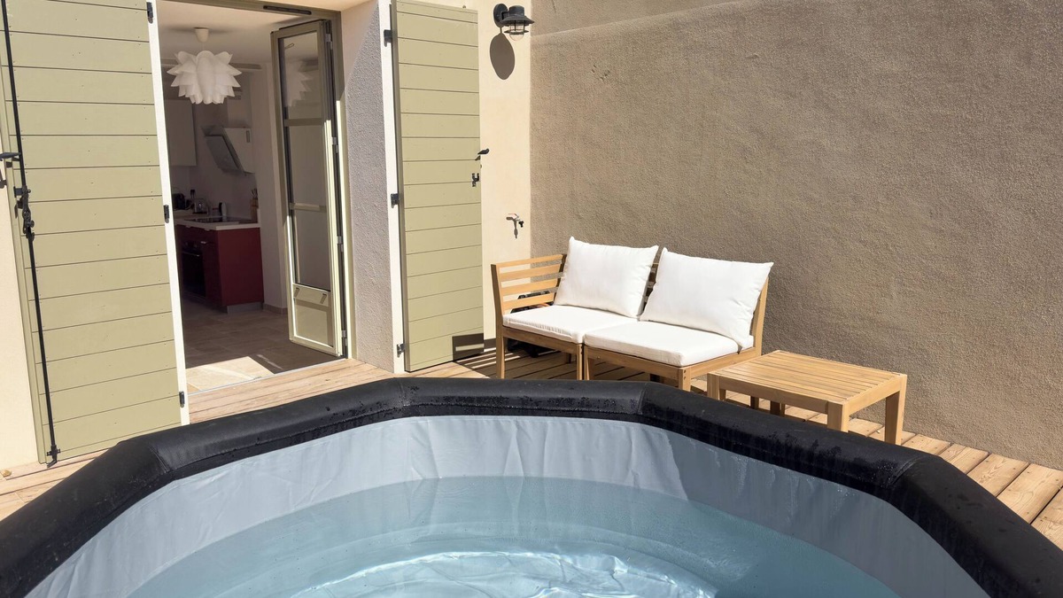 Aigues-Mortes Medieval City Apartment | Les Suites du 13