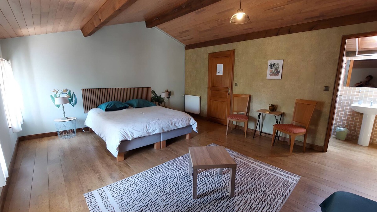 Saint-Romain-de-Benet Bed & Breakfast | Les Violettes Guest Room – Comfort and Serenity in Saint-Romain-de-Benet