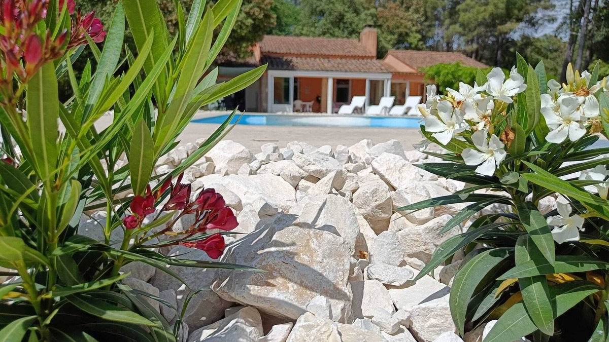 Uchaux Villa | Les Volets bleus: Charming villa 400 m from village center Heated swimming pool