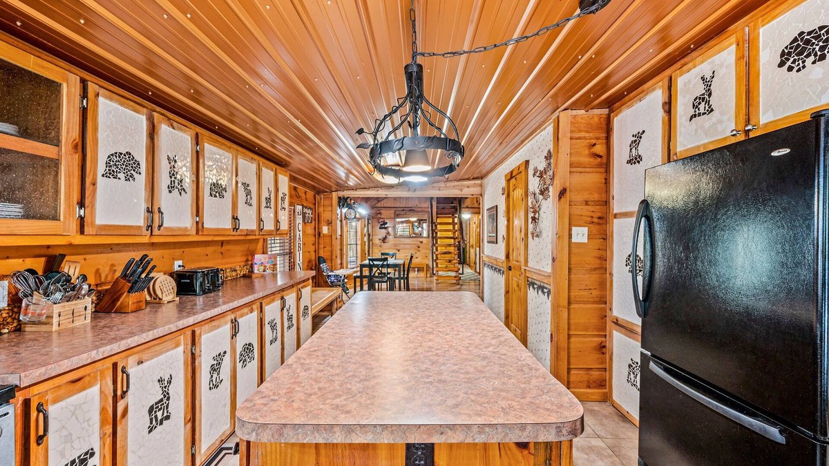 Townsend Cabin | Less than 1 Mile from the National Park! 3BR w/Hot Tub | Fireplace | Cade's Cove