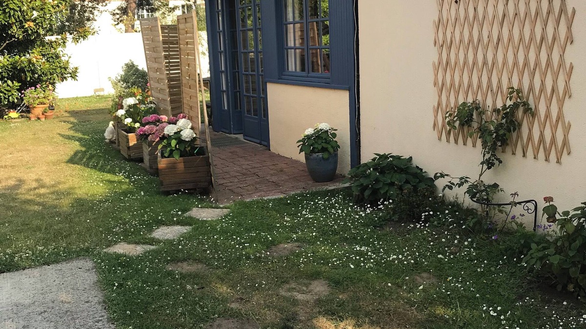 Ouistreham House | Let's rent a charming annex in our garden, 200m from the beach, shops, thalasso.