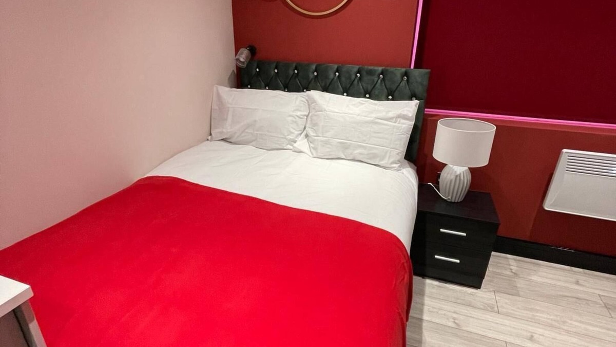Headstone North House | Letzi private en-suite, North Harrow.