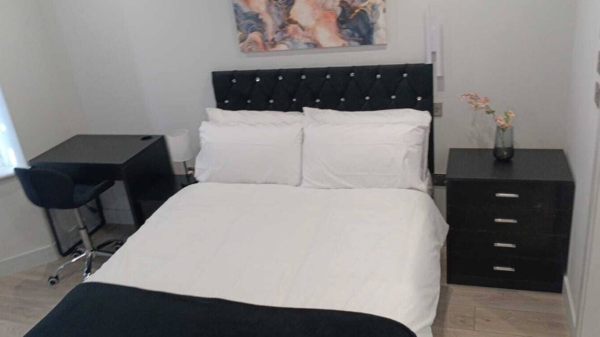 Pinkwell House | Letzi private en-suite, Near Heathrow Airport T3