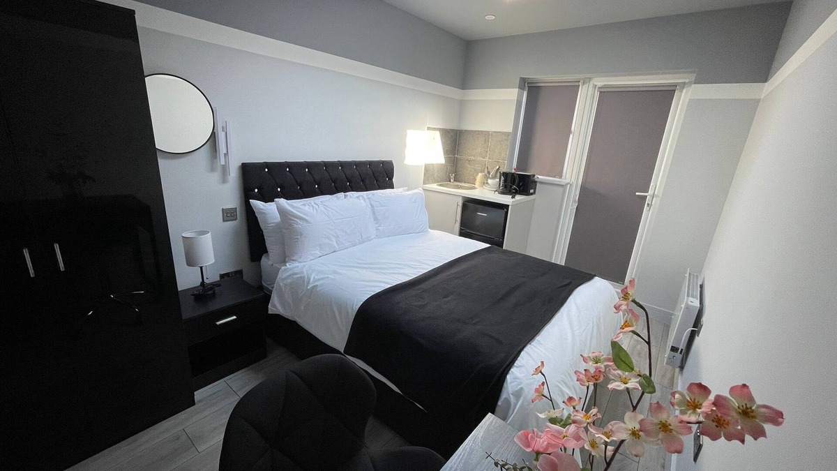 Pinkwell House | Letzi private en-suite, Near Heathrow Airport T3