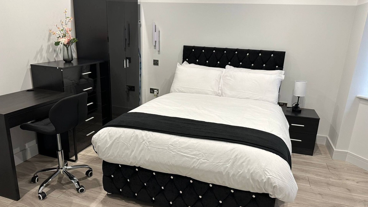 Pinkwell Apartment | Letzi private en-suite, Near Heathrow Airport T3