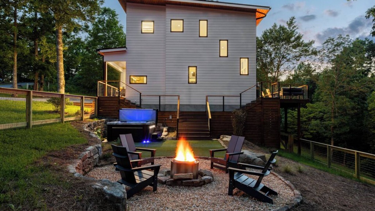 Young Harris Cabin | Level Up is a 3BR/2.5BA dog-friendly retreat for 6 in the North Georgia mountains. Enjoy fall views, vaulted ceilings, a gas fireplace, hot tub, firepit, fenced yard, and expansive deck perfect for crisp nights and colorful autumn escapes.