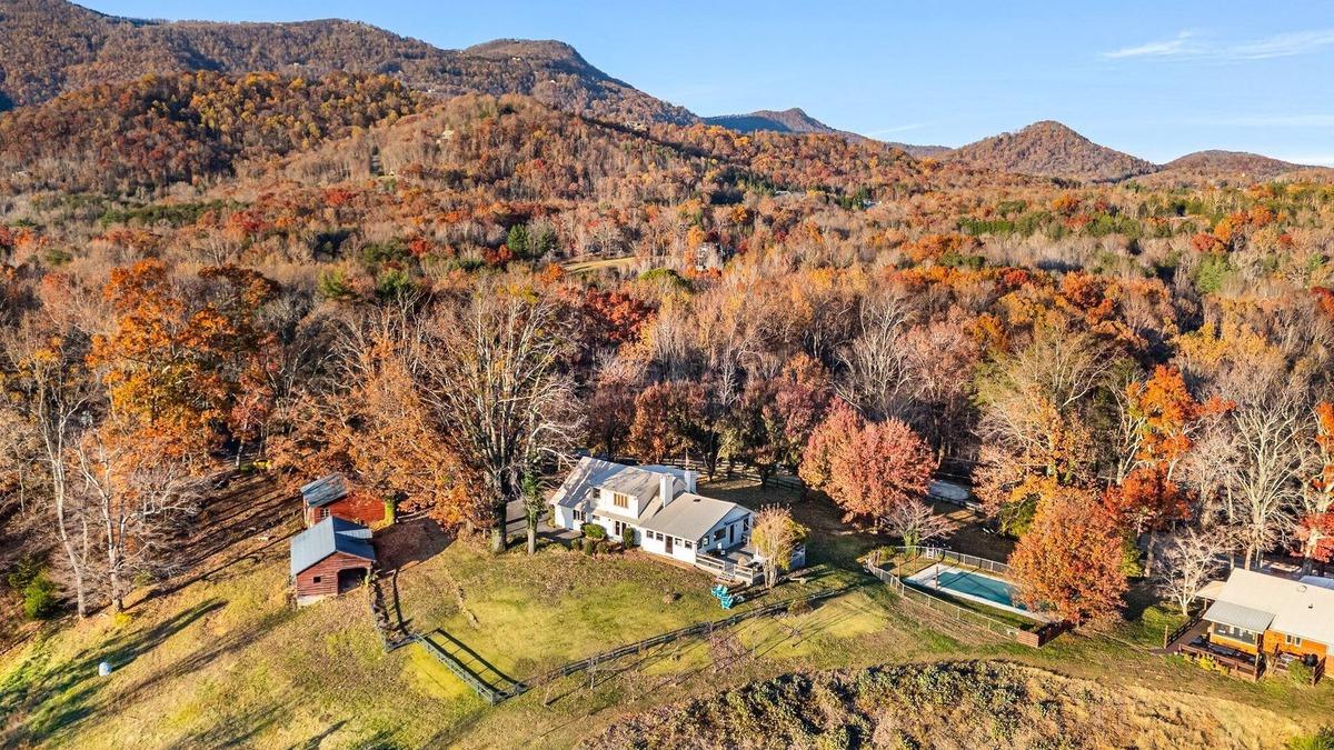 Lynn House | Levity House: Soulful Retreat with Stunning Mountain Views - 15 min from TIEC