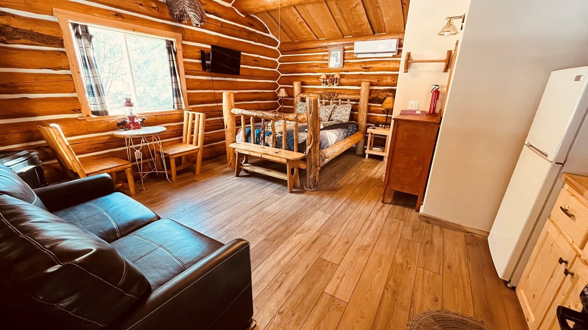 Salmon Cabin | Lewis Cabin, Greyhouse Inn Vacation Rentals