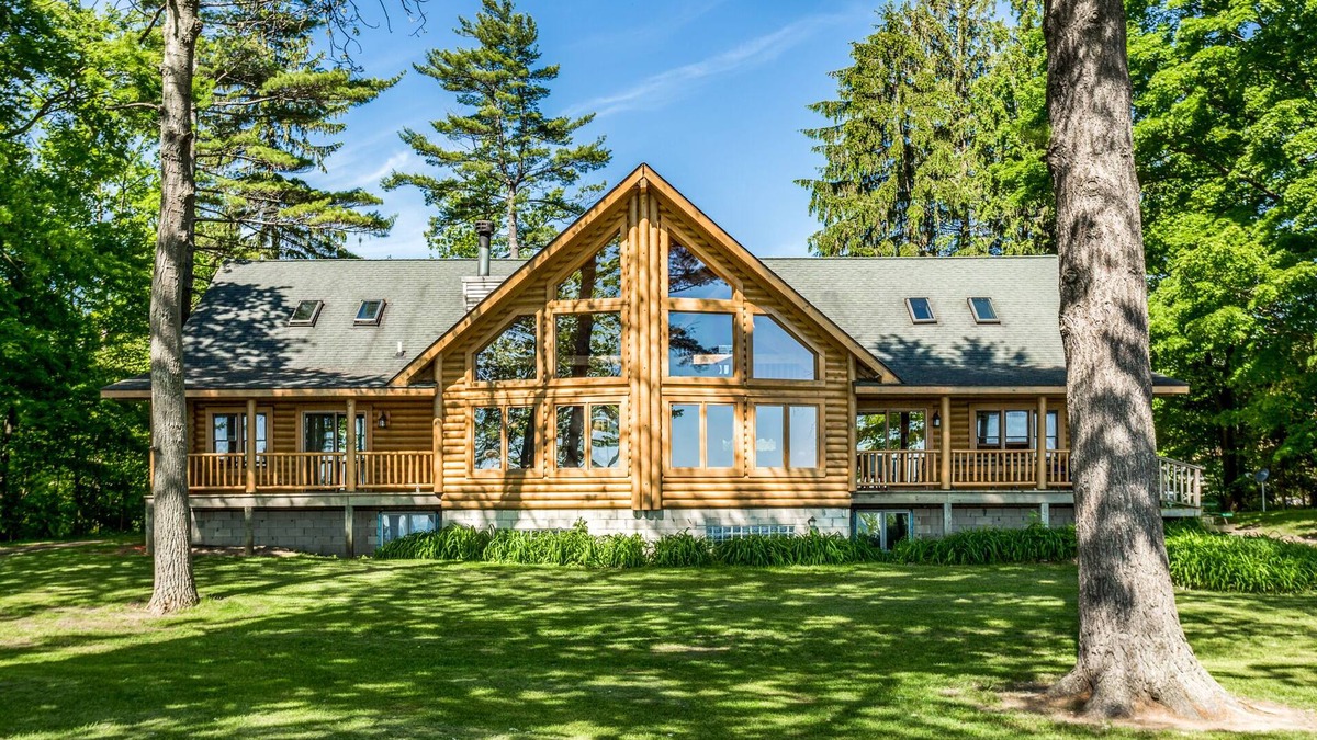 Lexington Cabin | Lexington - Lake Huron - Large Log Home - Sandy Beach/Sunrise