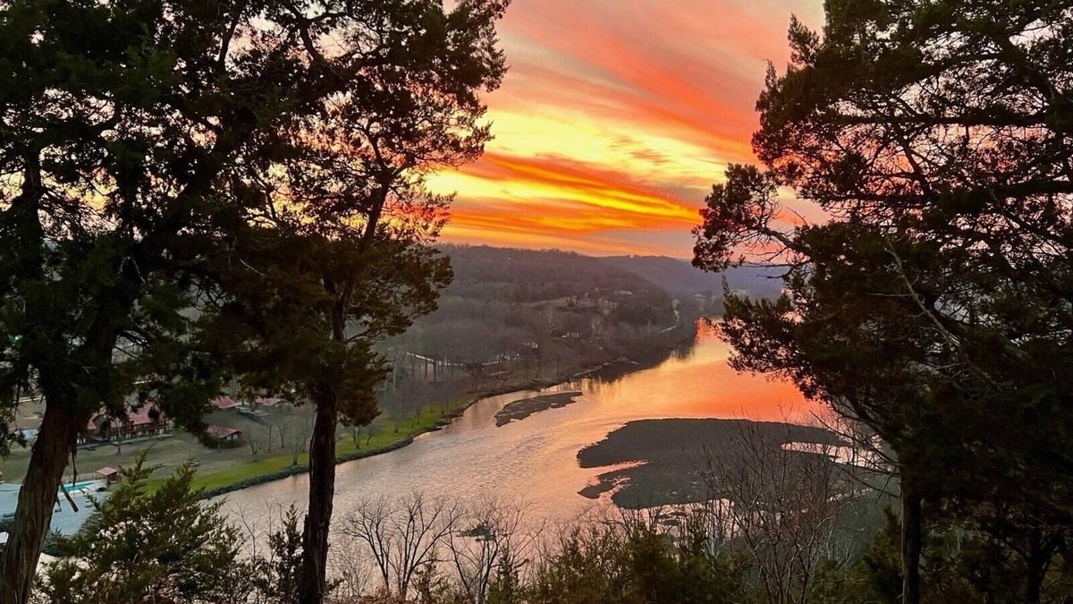 Gassville House | LG's over the White River- Spacious house with beautiful river & mountain views!